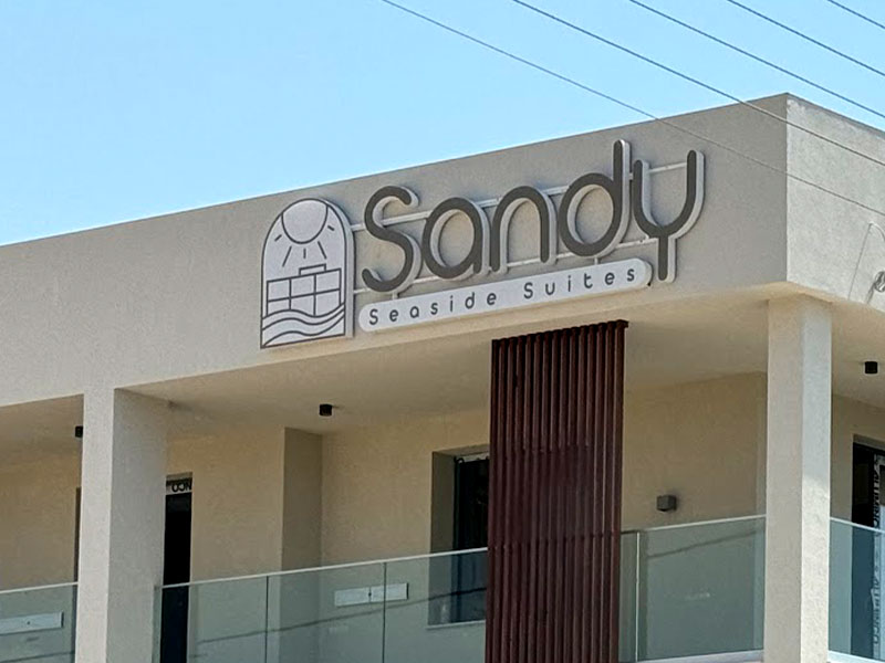 Επιγραφή καταστήματος Sandy κατασκευασμένη από την Bluefrog στη Θεσσαλονίκη